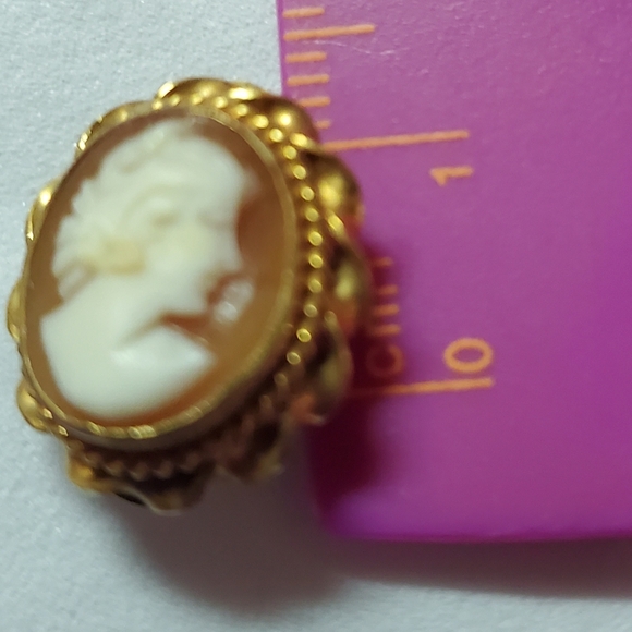 Vintage cameo pieced earrings - Picture 5 of 6